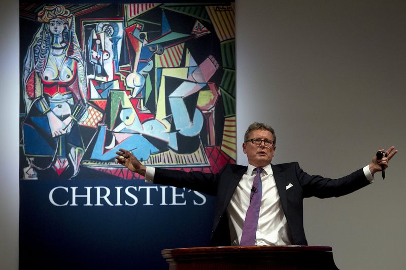 © Reuters. Auctioneer Jussi Pylkkanen calls for final bids before dropping the gavel as he sells Pablo Picasso's "Les femmes d'Alger (Version 'O')" (Women of Algiers) at Christie's Auction House in the Manhattan borough of New York