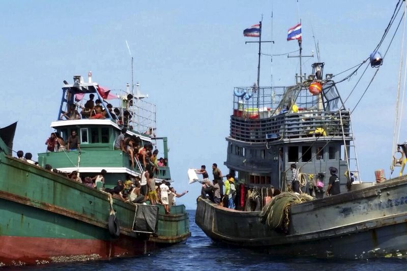 © Reuters. DES MIGRANTS REFOULÉS DE THAÏLANDE ET D'INDONÉSIE