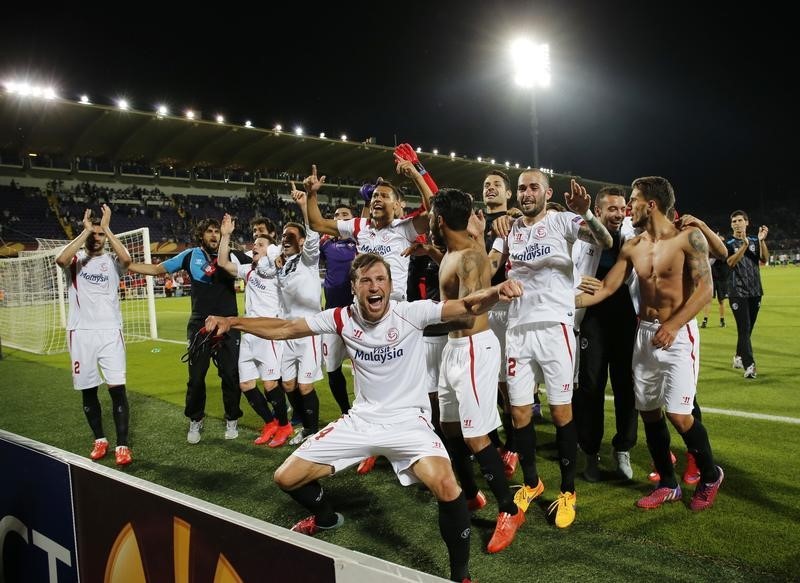 © Reuters. El Sevilla se clasifica con contundencia para la final de la Liga Europa
