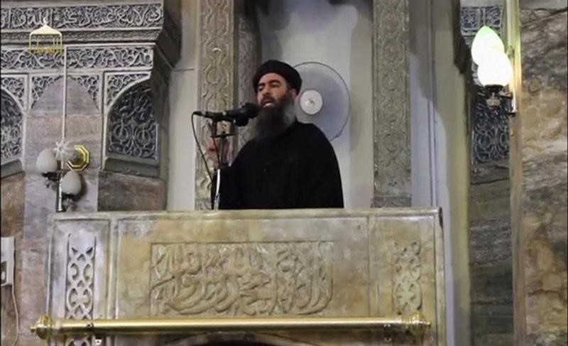 © Reuters. Still image taken from video of a man purported to be the reclusive leader of the militant Islamic State Abu Bakr al-Baghdadi making what would be his first public appearance at a mosque in Mosul