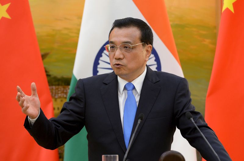 © Reuters. Chinese Premier Li gives a speech during a news conference at the Great Hall of the People in Beijing