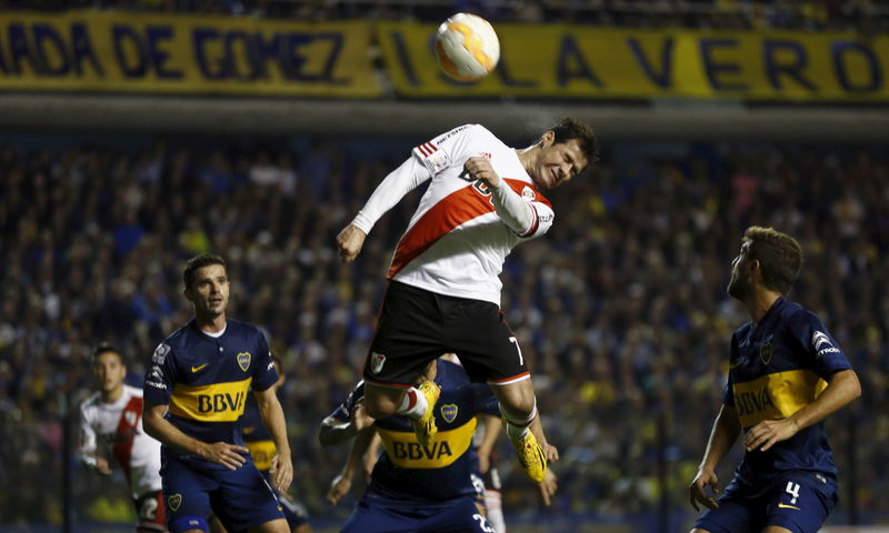 © Reuters. Suspenden clásico argentino en Copa Libertadores tras agresión a jugadores de River