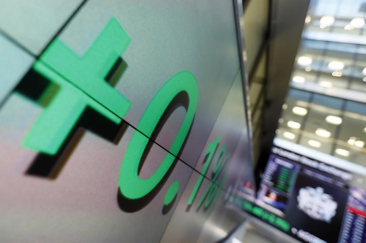 © Reuters. An electronic information board is seen at the London Stock Exchange in the City of London