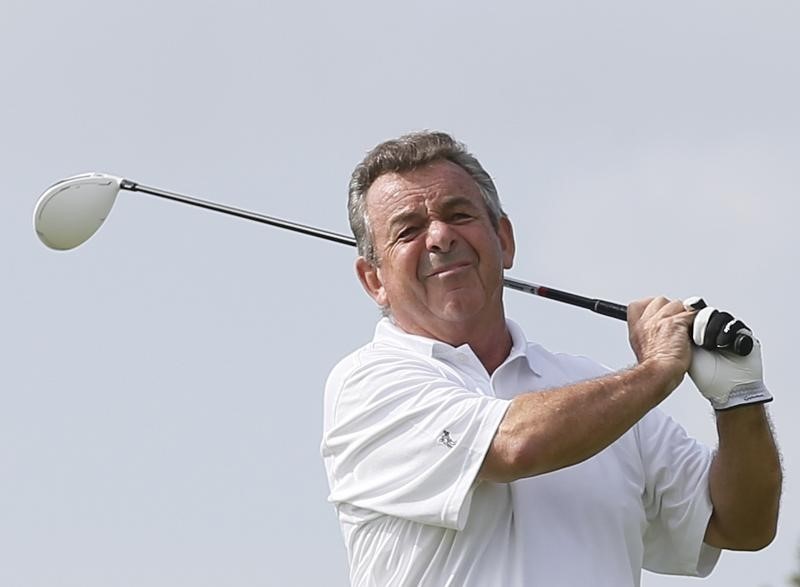 © Reuters. Tony Jacklin of England tees off on the first hole during the first round of the Mission Hills World Celebrity Pro-Am golf tournament in Haikou