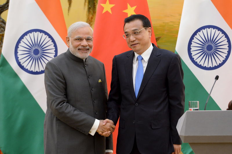 © Reuters. Primeiro-ministro chinês, Li Keqiang (direita), e  premiê indiano, Narendra Modi, durante encontro em Pequim