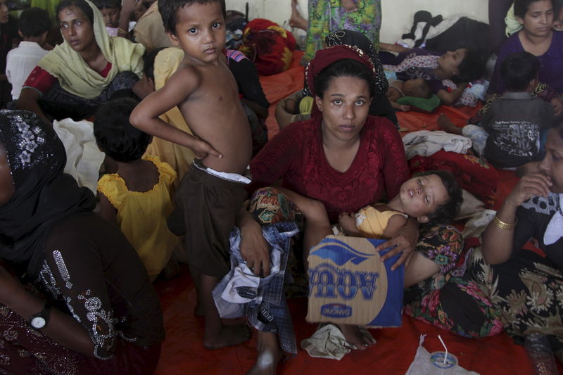 © Reuters. Grupo de imigrantes em abrigo temporário em Langsa, na Indonésia