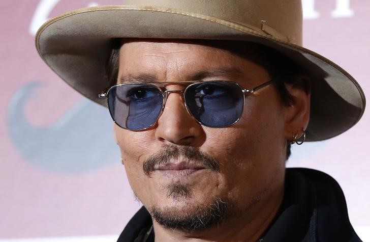 © Reuters. Actor Johnny Depp poses during a photo session ahead of a news conference for his movie "Mortdecai" in Tokyo