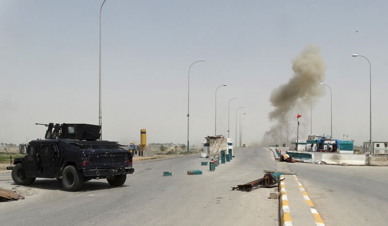 © Reuters. تنظيم الدولة الإسلامية يشن هجوما بست سيارات مفخخة على الرمادي العراقية