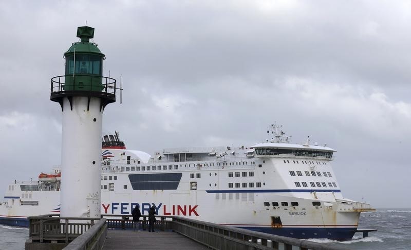 © Reuters. MYFERRYLINK AUTORISÉ À POURSUIVRE SA LIAISON CALAIS/DOUVRES