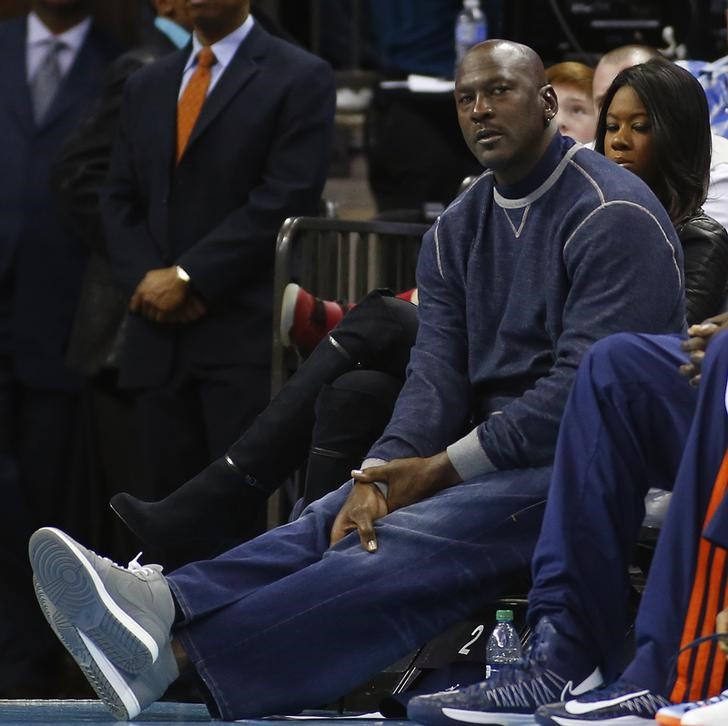 © Reuters. Michael Jordan assiste a jogo do time de Charlotte, do qual é proprietário, na NBA