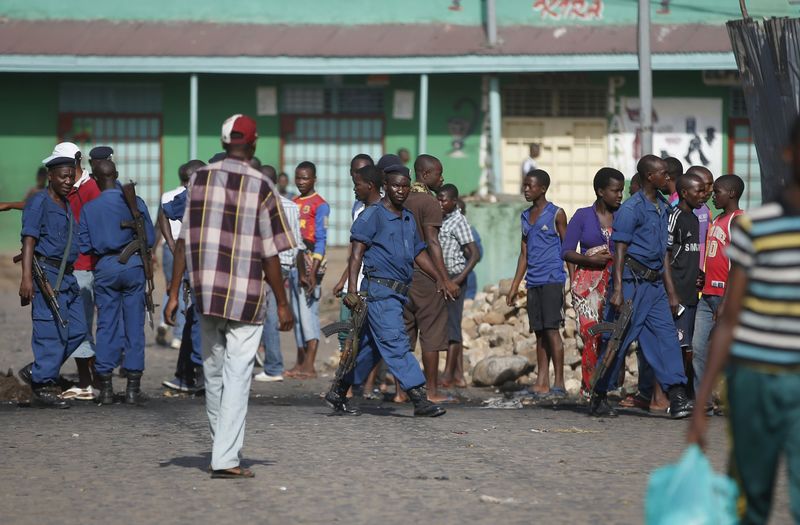 © Reuters. Policias andam numa rua em Bujumbura, Burundi