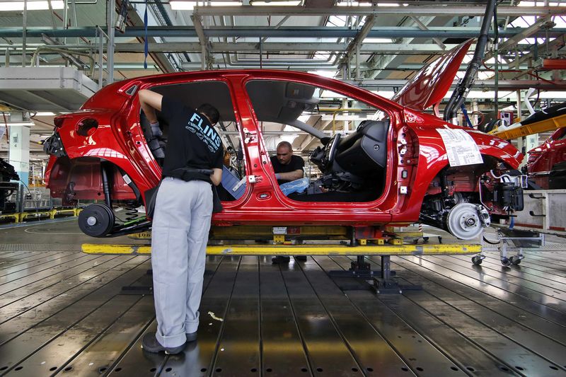 © Reuters. Employees work on the automobile assembly line of a Renault Clio IV at the Renault automobile factory in Flins