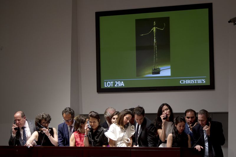 © Reuters. Funcionário da Christie's durante leilão de escultura de Alberto Giacometti, em Nova York