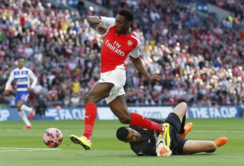 © Reuters. Atacante Danny Welbeck, do Arsenal, contra o goleiro do Reading Adam Federici