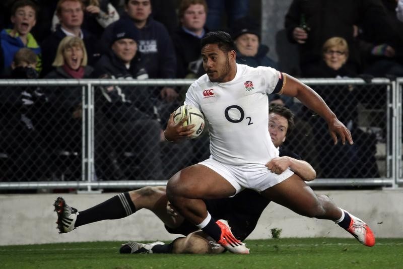 © Reuters. England's Tuilagi is tackled by New Zealand All Blacks Smith during their second rugby union test match at Forsyth Barr Stadium in Dunedin