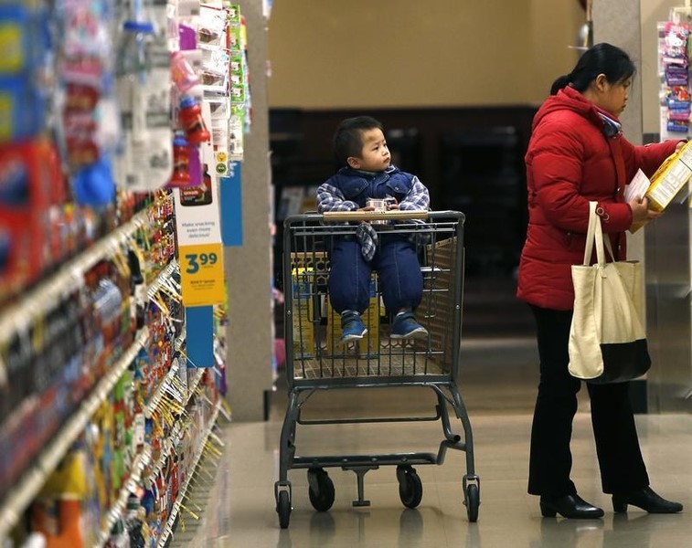 © Reuters. Woman and child shop at the Safeway store in Wheaton Maryland
