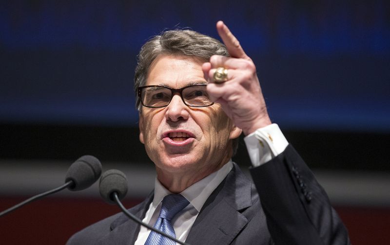 © Reuters. Former Republican Governor of Texas Rick Perry points during his speech at the Freedom Summit in Greenville, South Carolina