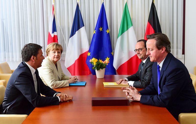 © Reuters. Italian Prime Minister Renzi German Chancellor Merkel, French President Hollande and British Prime Minister Cameron take part in a meeting during a European Union extraordinary summit seeking for a solution to the migrants crisis, in Brussels