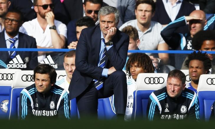 © Reuters. Técnico do Chelsea, José Mourinho, durante partida contra o Liverpool pelo Campeonato Inglês