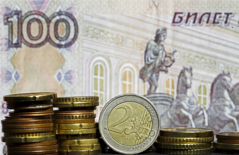 © Reuters. Euro coins are seen in front of a banknote of Russian rouble in this picture illustration taken in Zenica