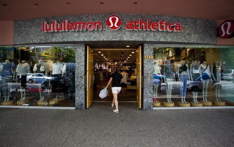 © Reuters. A woman walks into a store of yogawear retailer Lululemon Athletica in downtown Vancouver