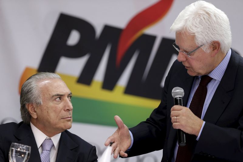 © Reuters. Vice-presidente Michel Temer (esquerda) ouve presidente da Fundação Ulysses Guimarães, Moreira Franco, durante encontro com membros do PMDB em Brasília