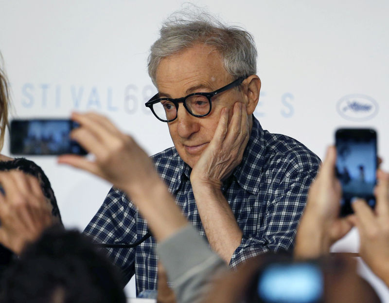 © Reuters. Jornalistas tiram foto do cineasta Woody Allen em Cannes