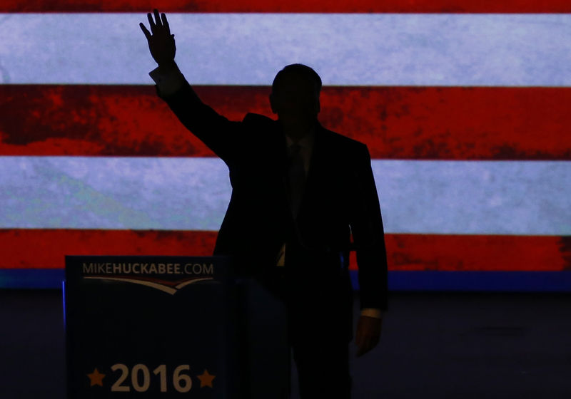 © Reuters. U.S. Republican presidential candidate Huckabee formallly launches bid for the 2016 Republican presidential nomination in Hope, Arkansas