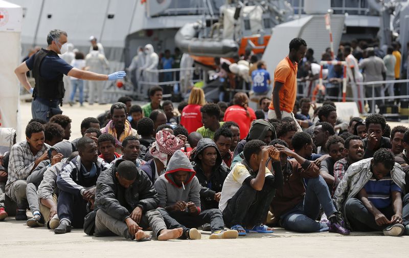 © Reuters. تحقيق-صحراء افريقيا ليست ارحم بالمهاجرين من البحر