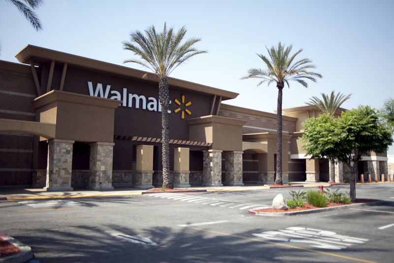 © Reuters. The closed Pico Rivera Wal-mart Store is seen in Los Angeles, California.