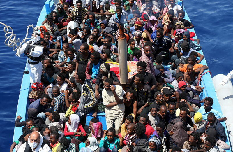 © Reuters. Grupo de 300 imigrantes africanos durante resgate na costa da Sicília