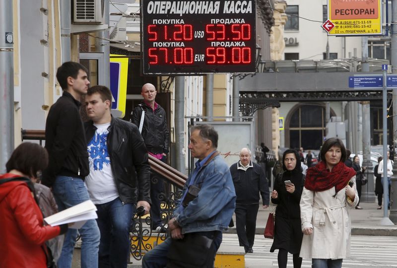 © Reuters. People are seen near currency exchange office in central Moscow