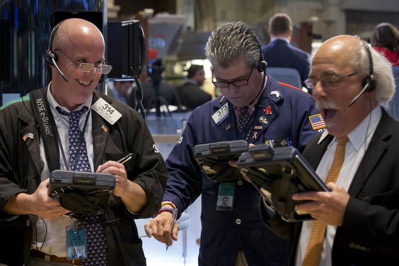 © Reuters. Traders work on the floor of the New York Stock Exchange