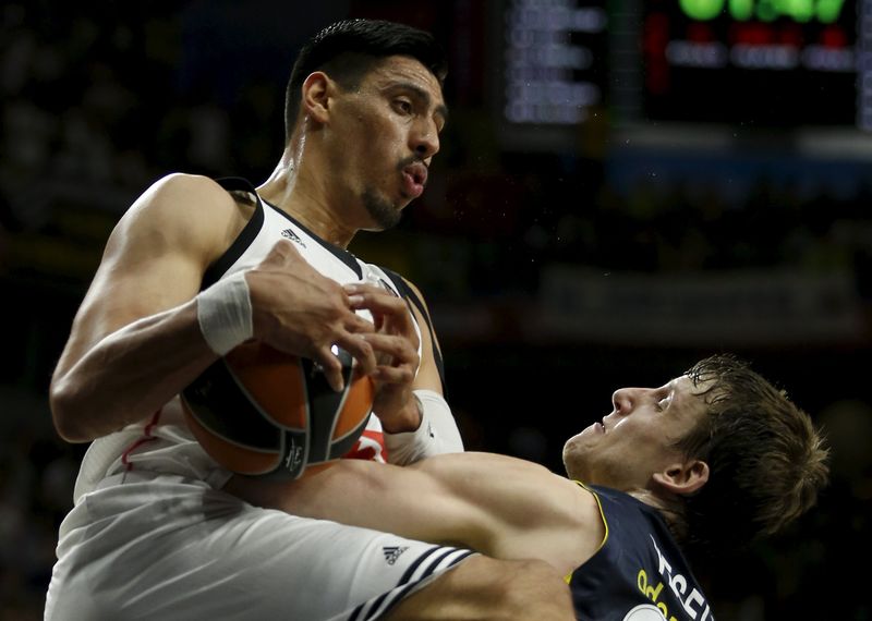 © Reuters. El Madrid derrota al Fenerbahce y repetirá final con el Olympiacos en la Euroliga