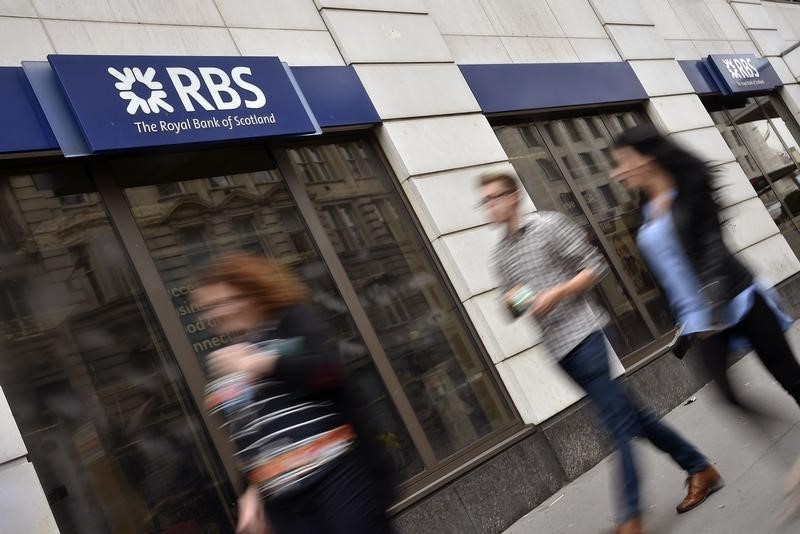 © Reuters. People walk past a branch of The Royal Bank of Scotland in central London