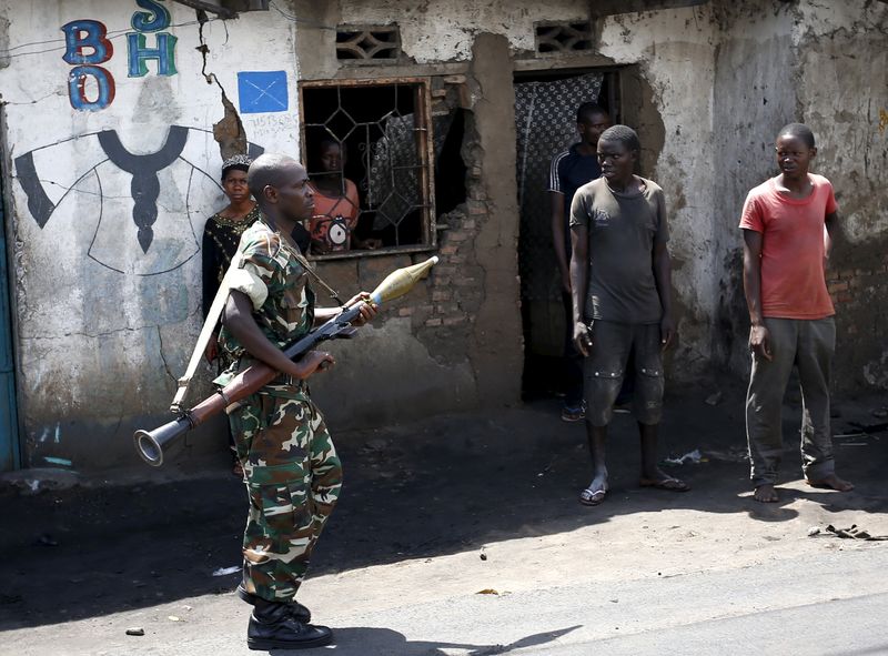 © Reuters. Soldado com lança-granadas numa rua em Bujumbura