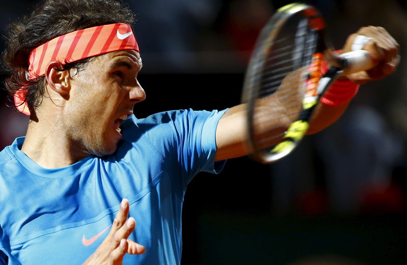 © Reuters. Espanhol Rafael Nadal durante lance em partida contra o suíço Stanislas Wawrinka