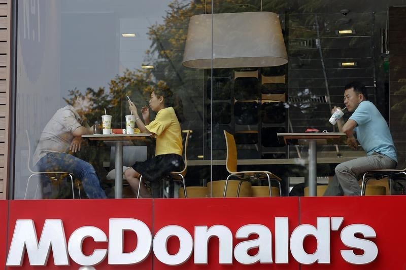 © Reuters. People consume their meals at McDonald's restaurant in Ho Chi Minh City