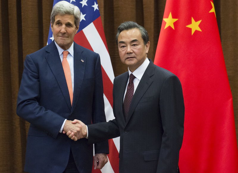 © Reuters. Chinese Foreign Minister Wang Yi and U.S. Secretary of State John Kerry shake hands prior to meetings at the Ministry of Foreign Affairs in Beijing