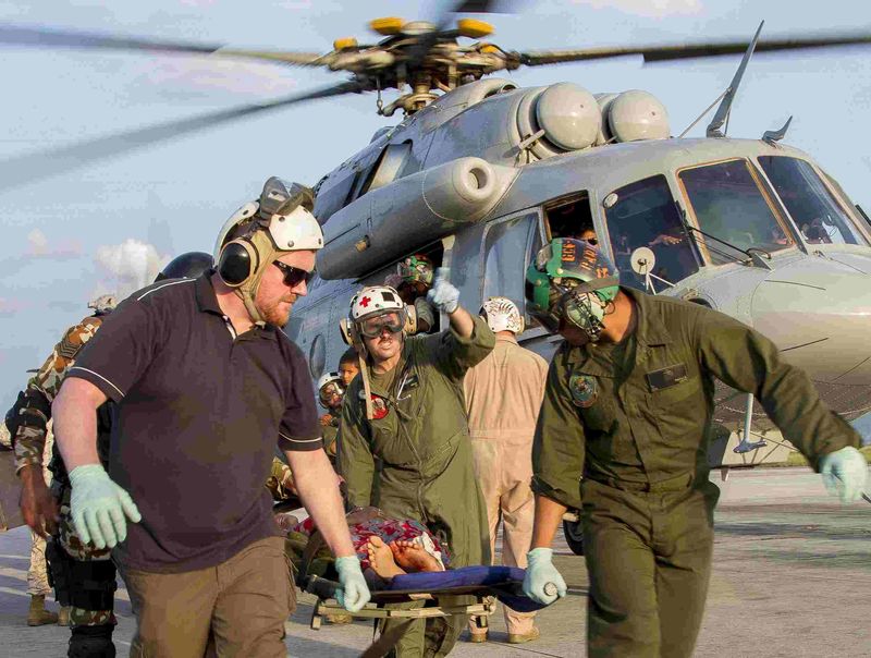 © Reuters. انتشال جثث جنود طائرة هليكوبتر أمريكية تحطمت في نيبال