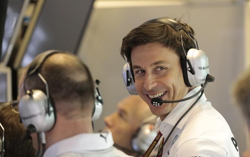 © Reuters. Mercedes motorsport head Toto Wolff smiles in the garage during the second practice session of the Abu Dhabi F1 Grand Prix at the Yas Marina circuit in Abu Dhabi