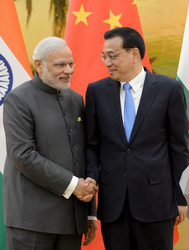 © Reuters. زعيما الهند والصين يجربان دبلوماسية "السيلفي"