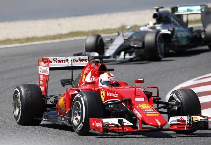 © Reuters. Un cambio en la normativa volverá a permitir los repostajes en la Fórmula 1