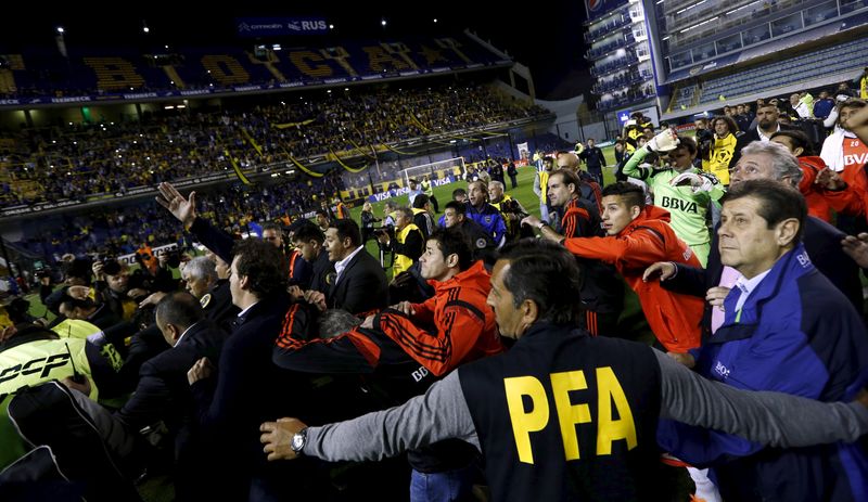© Reuters. La Justicia argentina cierra estadio de Boca Juniors para investigar las agresiones