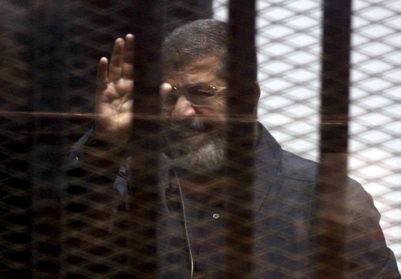 © Reuters. Un tribunal egipcio pide la pena de muerte para el ex presidente Mursi