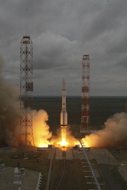 © Reuters.  Proton-M carrier rocket blasts off with the MexSat-1 communications satellite at Baikonur cosmodrome