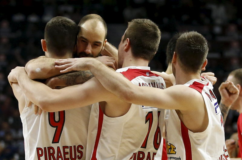 © Reuters. Olympiacos' Vassilis Spanoulis and his teammates celebrate their victory over CSKA Moscow after their Euroleague Final Four semi-final basketball game in Madrid,