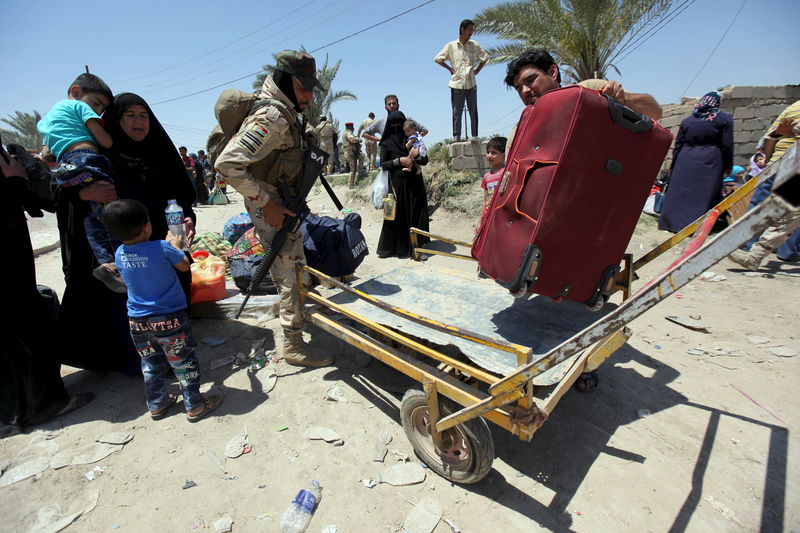 © Reuters. مسؤول عراقي: تنظيم الدولة الاسلامية ينسحب من المجمع الحكومي في الرمادي