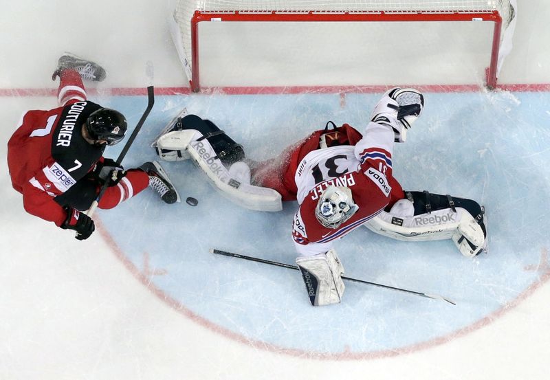 © Reuters. Canada's Couturier challenges goaltender Pavelec of the Czech Republic during their Ice Hockey World Championship semifinal game at the O2 arena in Prague