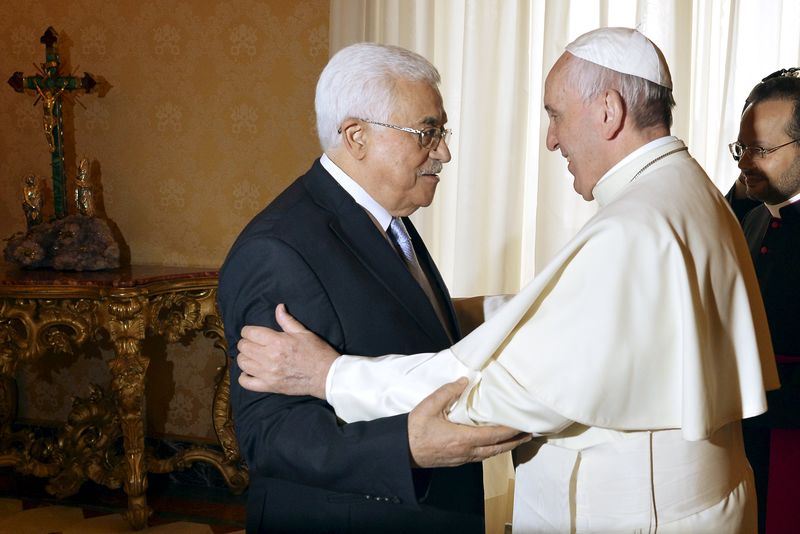 © Reuters. LE PAPE FRANÇOIS SALUE MAHMOUD ABBAS COMME UN "ANGE DE LA PAIX"